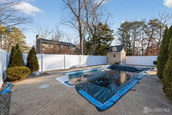 a view of a backyard