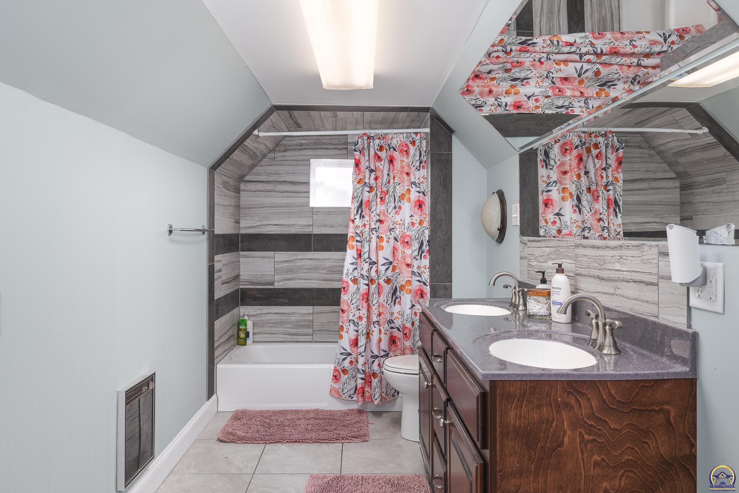 906 6th Street Wamego, KS 66547 - Photo 16 of 20 2nd Story Full Bath