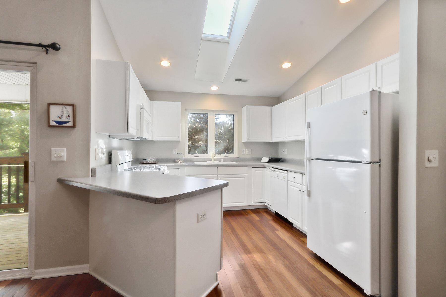 91 Potawatomi Road, Unit G4 Williams Bay, WI 53191 - Photo 5 of 24 Bright and Sunny Kitchen