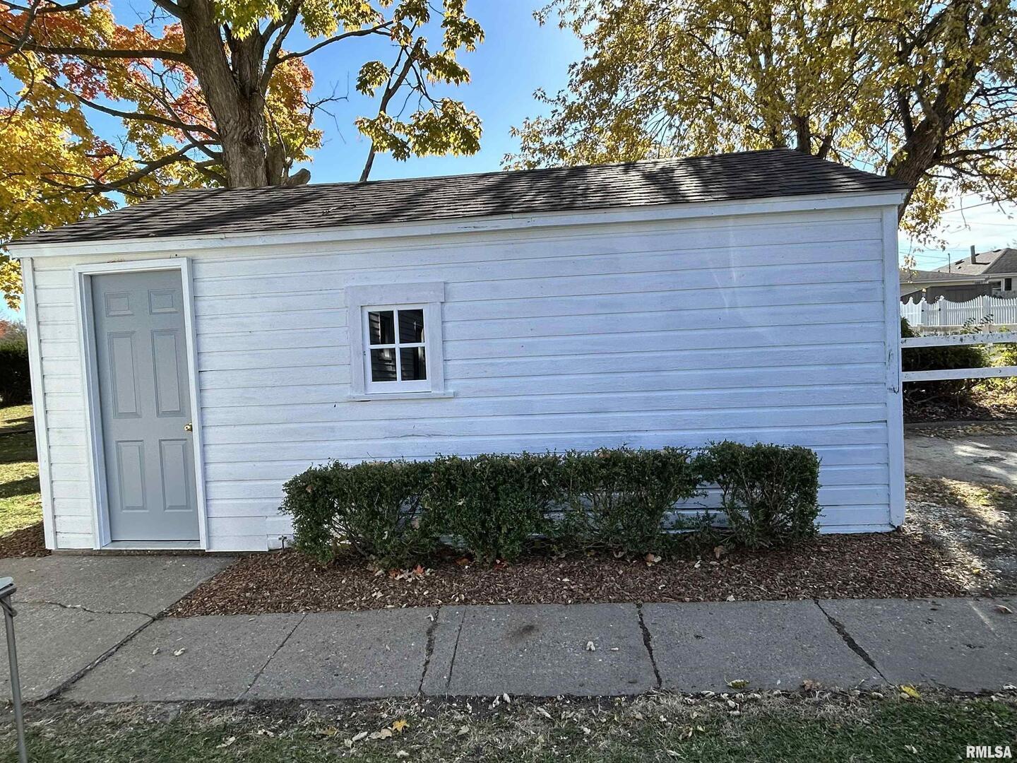3 Anderson Avenue Milan, IL 61264 - Photo 7 of 30 a front view of a house with a yard