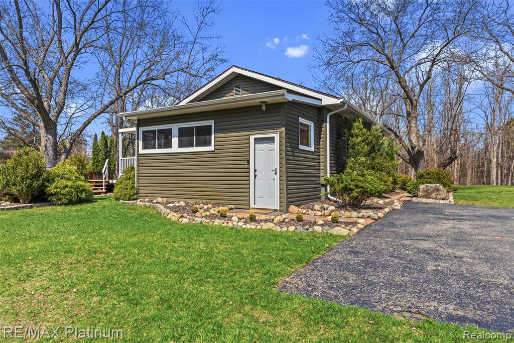 11124 White Lake Road Fenton, MI 48430 - Photo 3 of 26 Gallery Image 3