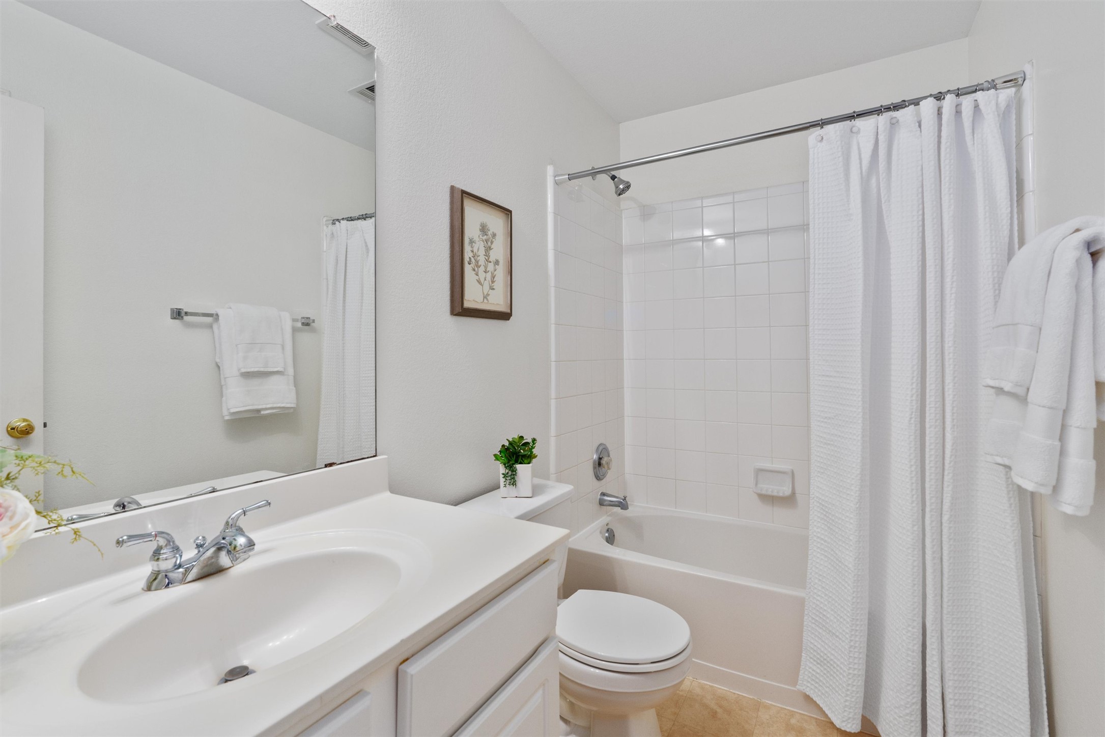 122 Copperwood Loop Round Rock, TX 78665 - Photo 19 of 40 The second full bath is well-positioned between the secondary bedrooms.