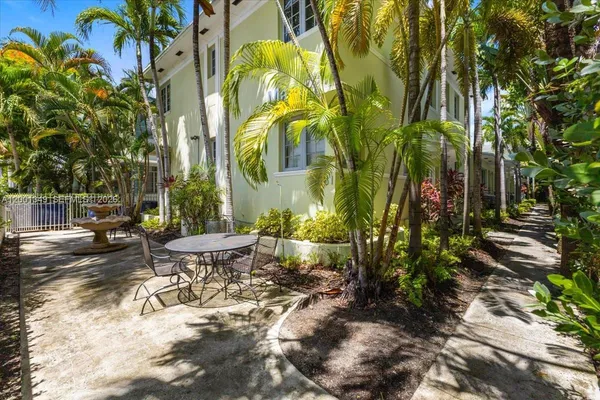 $2,000 | 1561 Lenox Avenue, Unit 4, Miami Beach, FL 33139