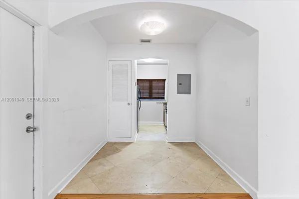 $2,000 | 1561 Lenox Avenue, Unit 4, Miami Beach, FL 33139