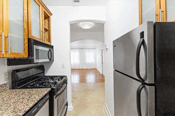 $2,000 | 1561 Lenox Avenue, Unit 4, Miami Beach, FL 33139