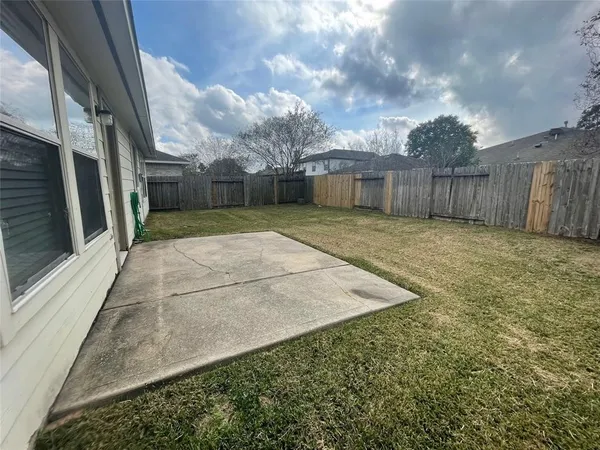 a view of backyard with pathway