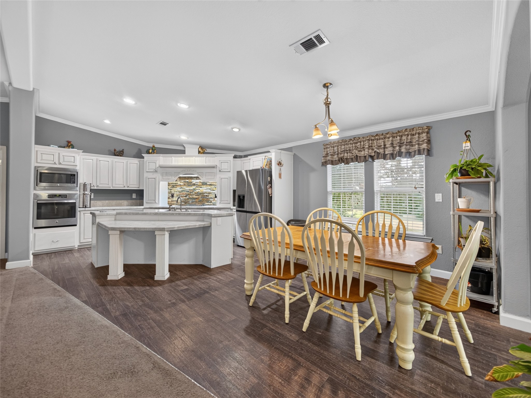 155 Hidden Oaks Loop Elgin, TX 78621 - Photo 9 of 40 Gallery Image 9