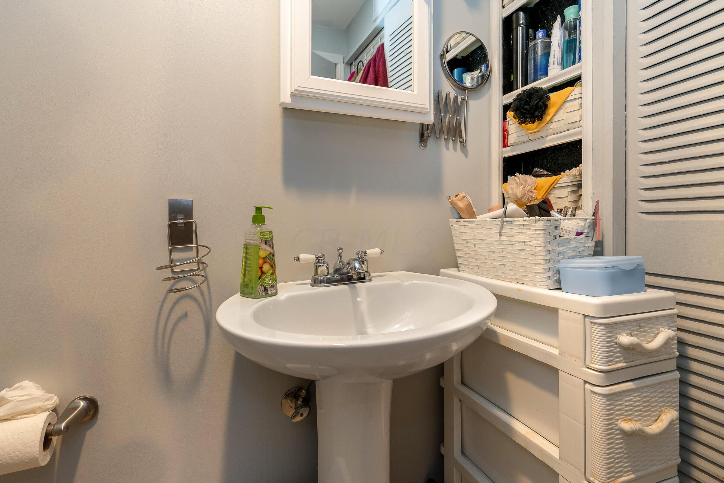 3774 Adell Road Columbus, OH 43228 - Photo 23 of 30 Bathroom with shower in lower level