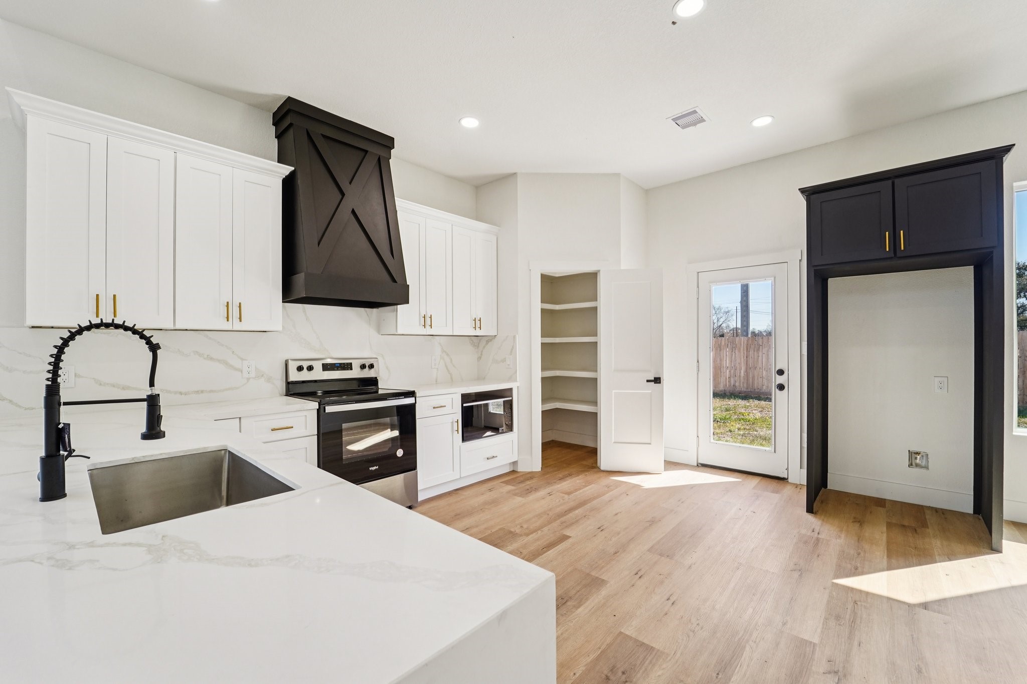 320 East Main Street La Porte, TX 77571 - Photo 3 of 37