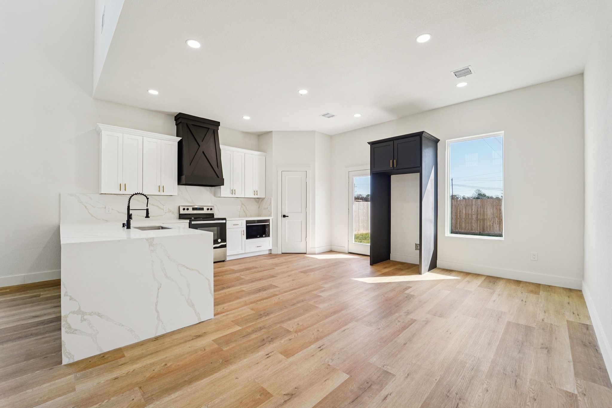 320 East Main Street La Porte, TX 77571 - Photo 10 of 37