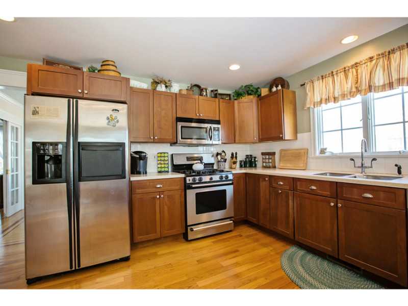 24 Prospect Farm Road Portsmouth, RI 02871 - Photo 5 of 25 Kitchen.