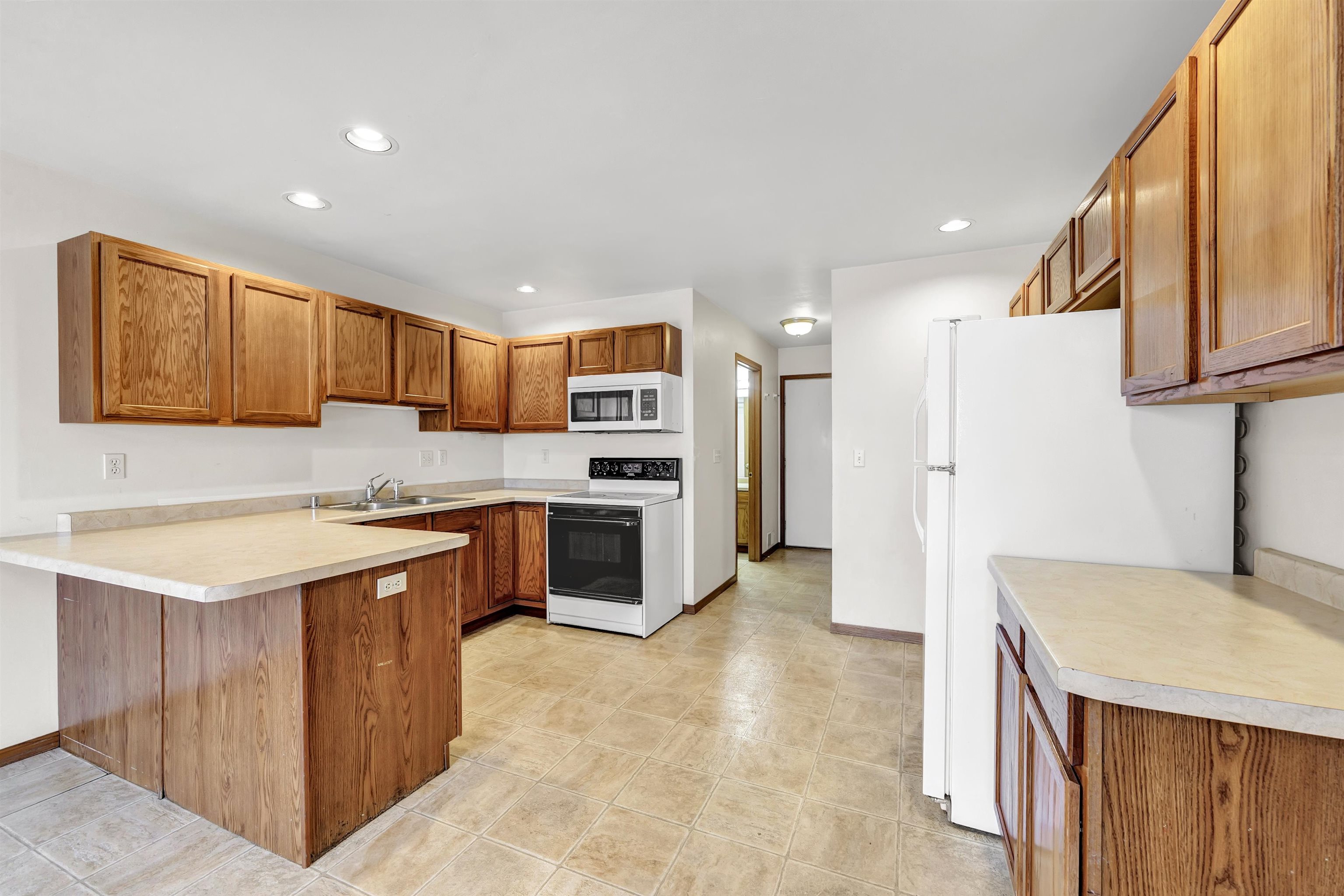 4642 Ridge Court Manitowoc, WI 54220 - Photo 11 of 27