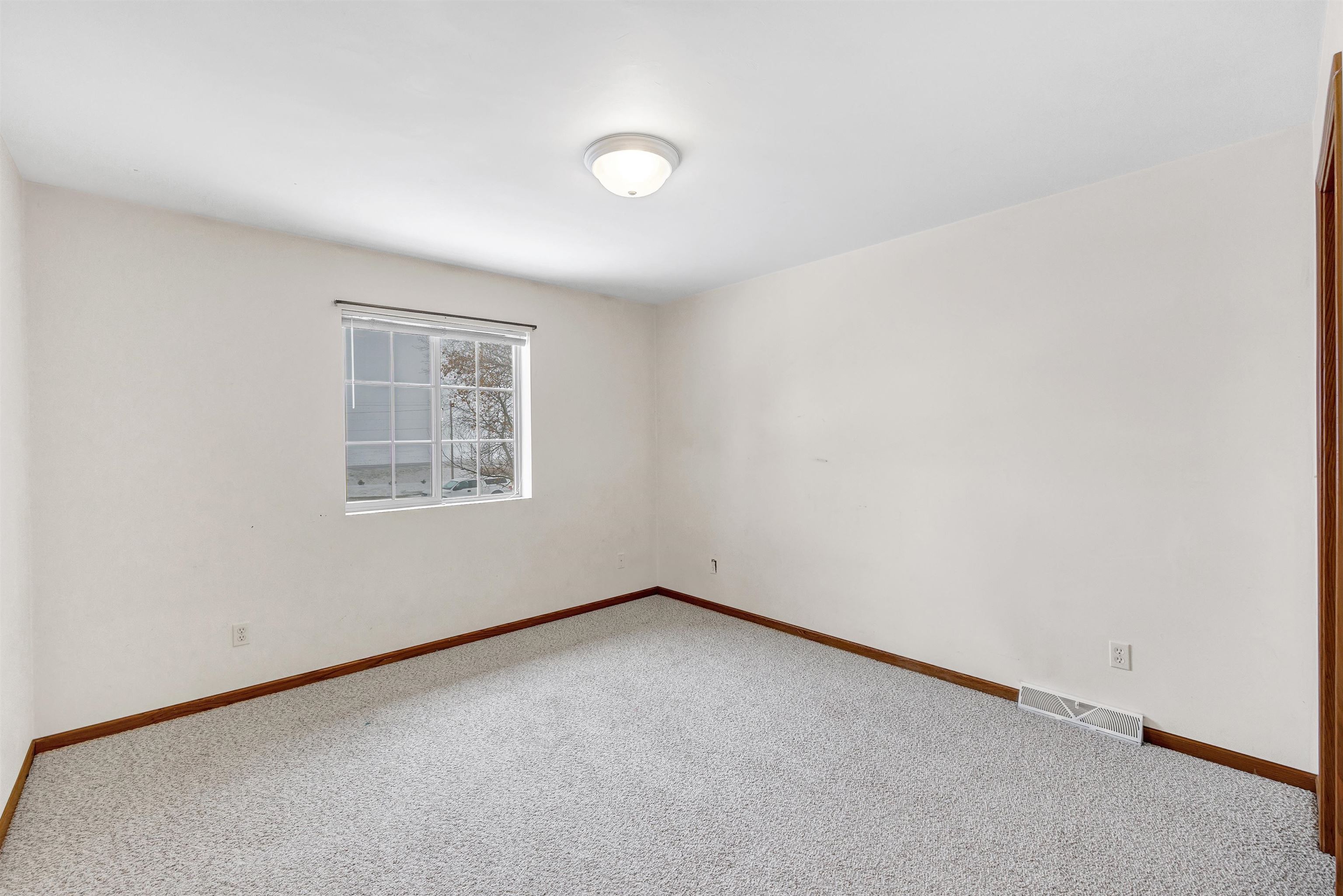 4642 Ridge Court Manitowoc, WI 54220 - Photo 15 of 27