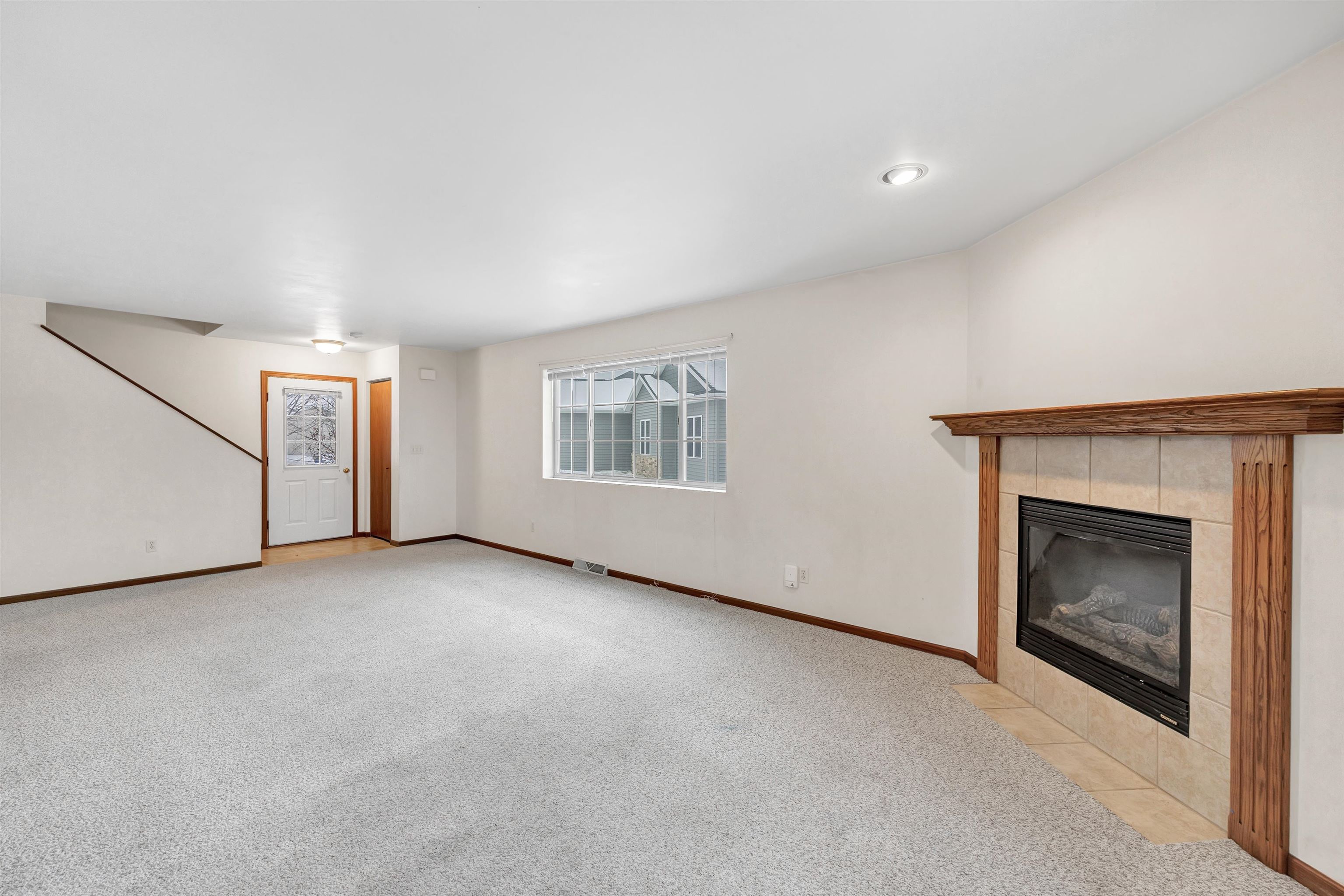 4642 Ridge Court Manitowoc, WI 54220 - Photo 4 of 27