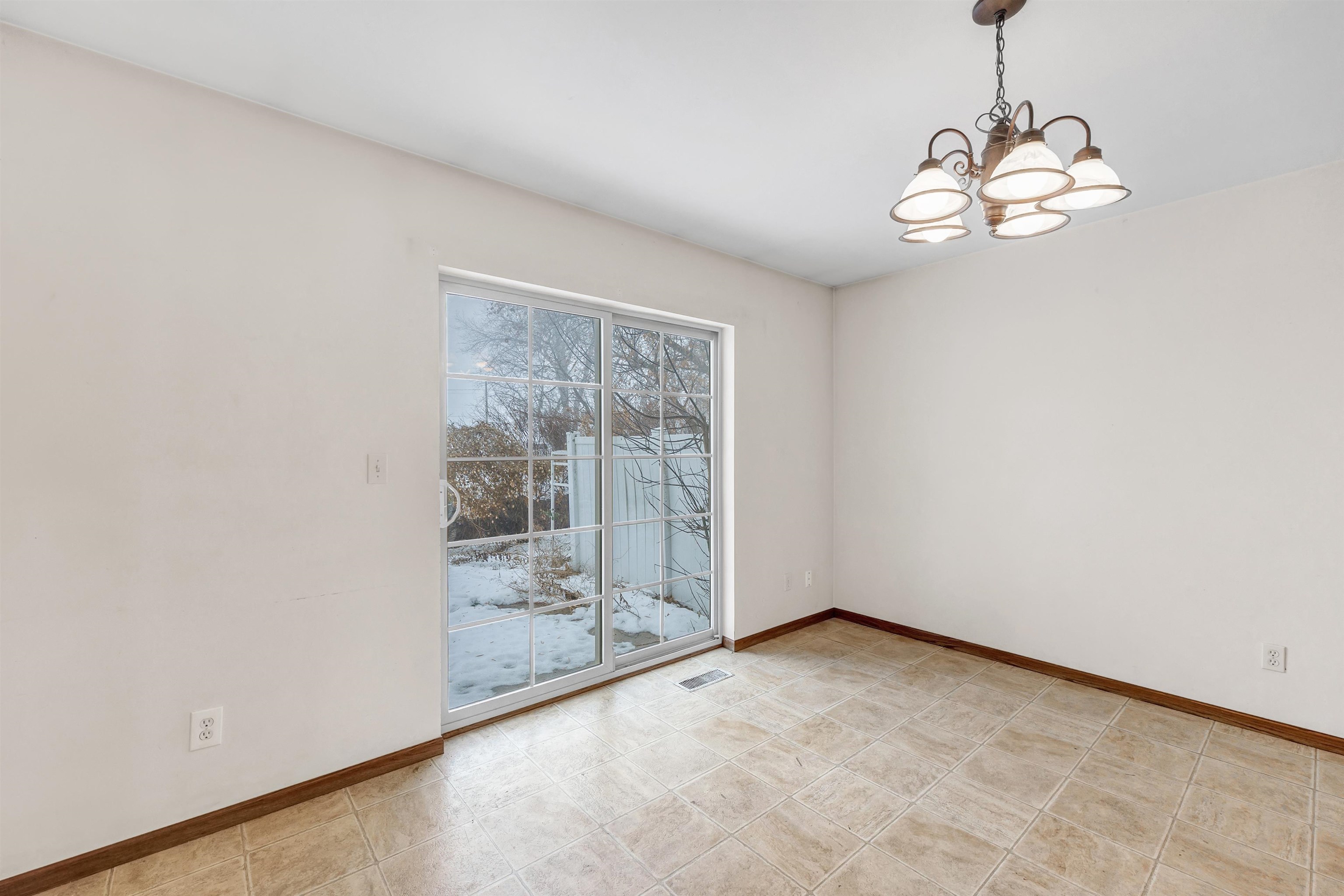 4642 Ridge Court Manitowoc, WI 54220 - Photo 6 of 27