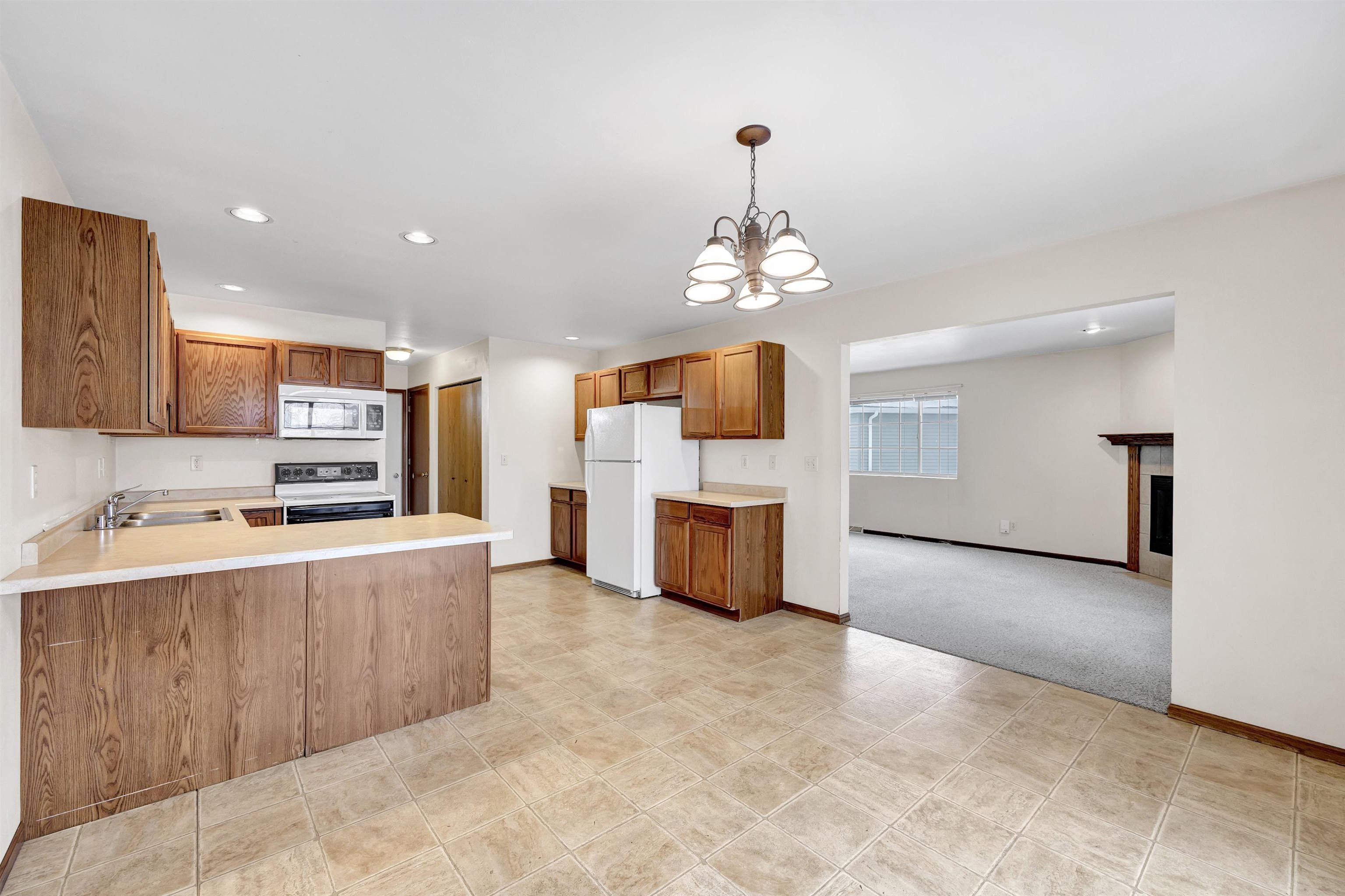 4642 Ridge Court Manitowoc, WI 54220 - Photo 8 of 27