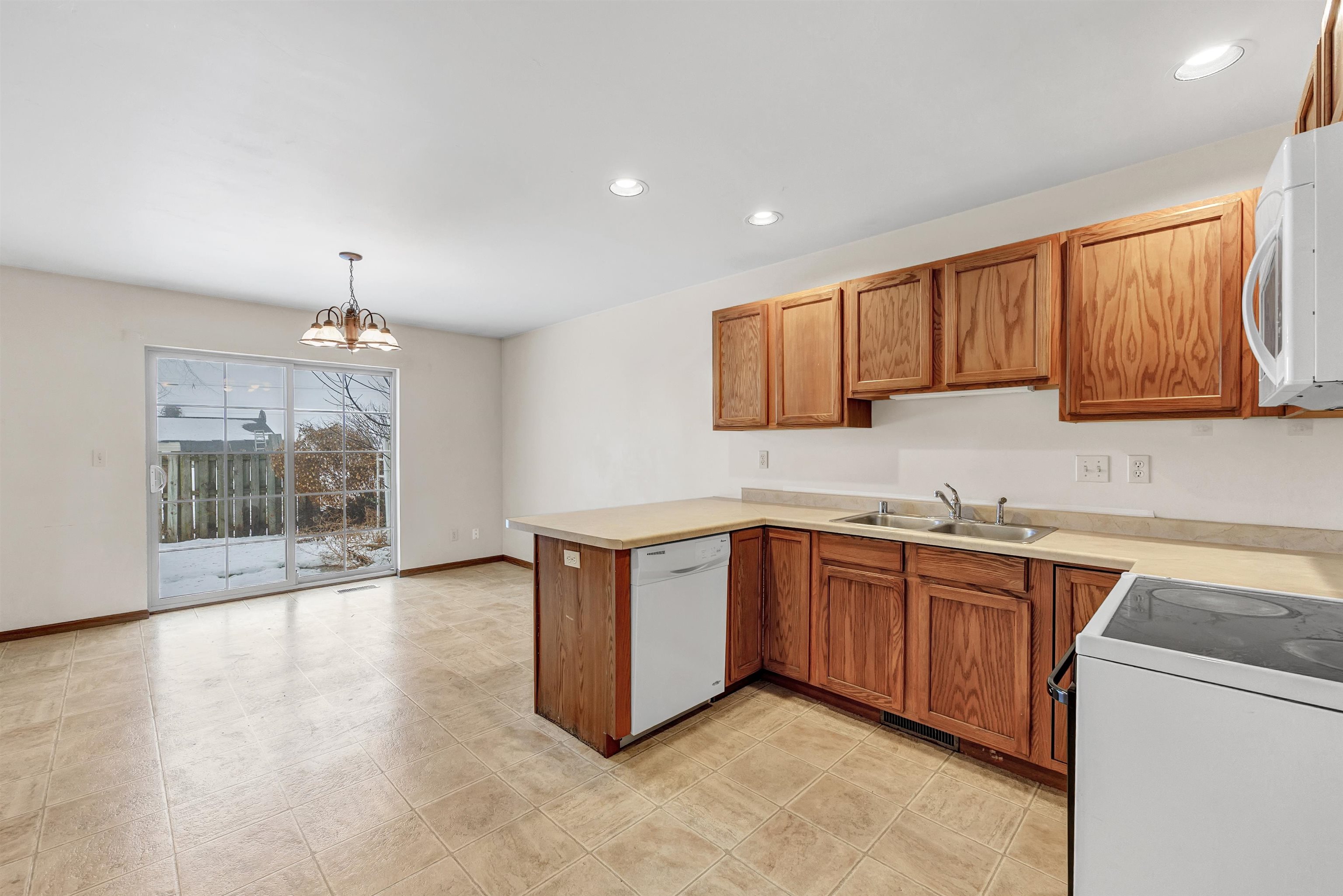 4642 Ridge Court Manitowoc, WI 54220 - Photo 10 of 27