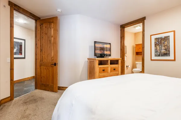 $899,000 | 1121 Pyramid Peak Drive, Unit 1121, Mammoth Lakes, CA 93546