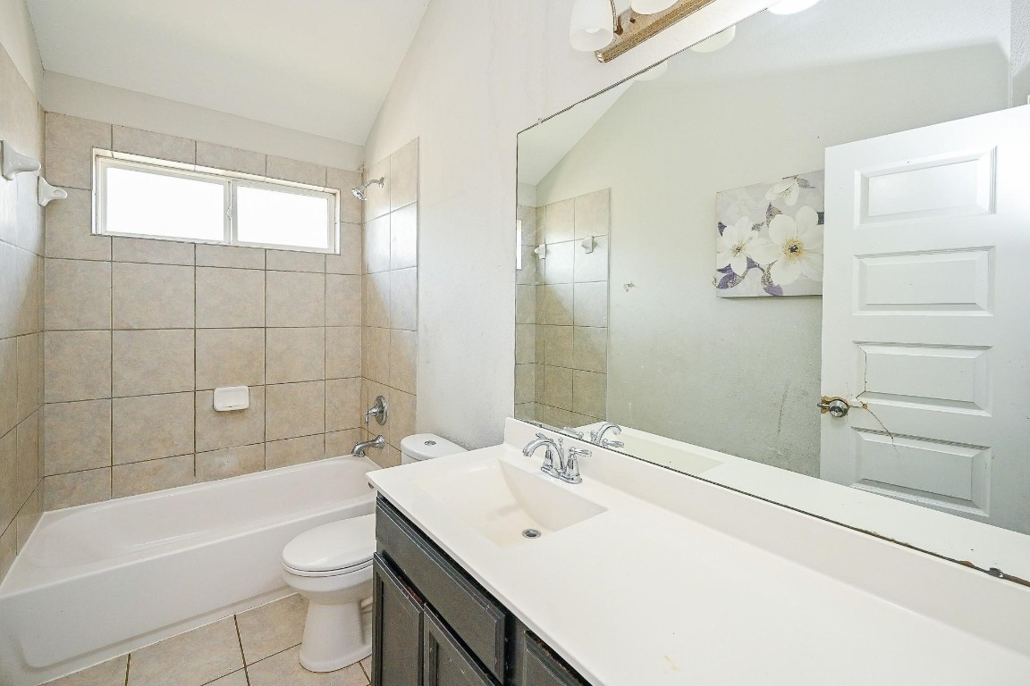7007 Flewellen Falls Lane Spring, TX 77379 - Photo 15 of 20 a bathroom with a sink a toilet and bathtub