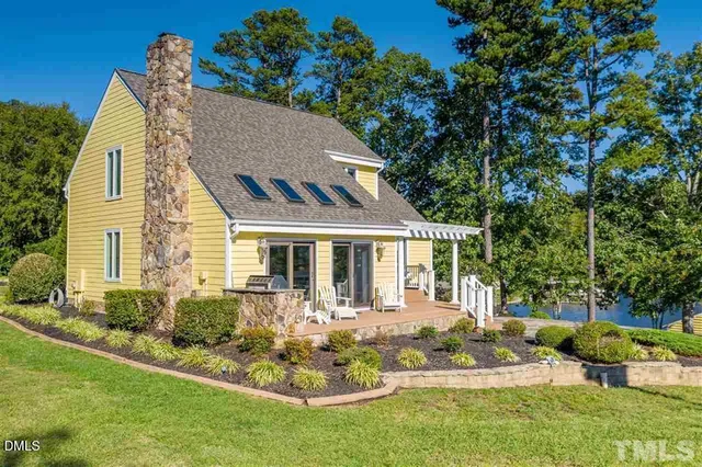 a view of a house with backyard and sitting area