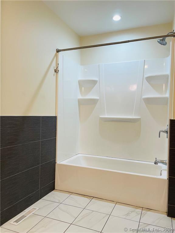31 Brainerd Road Branford, CT 06405 - Photo 9 of 39 1st fl apt full bath