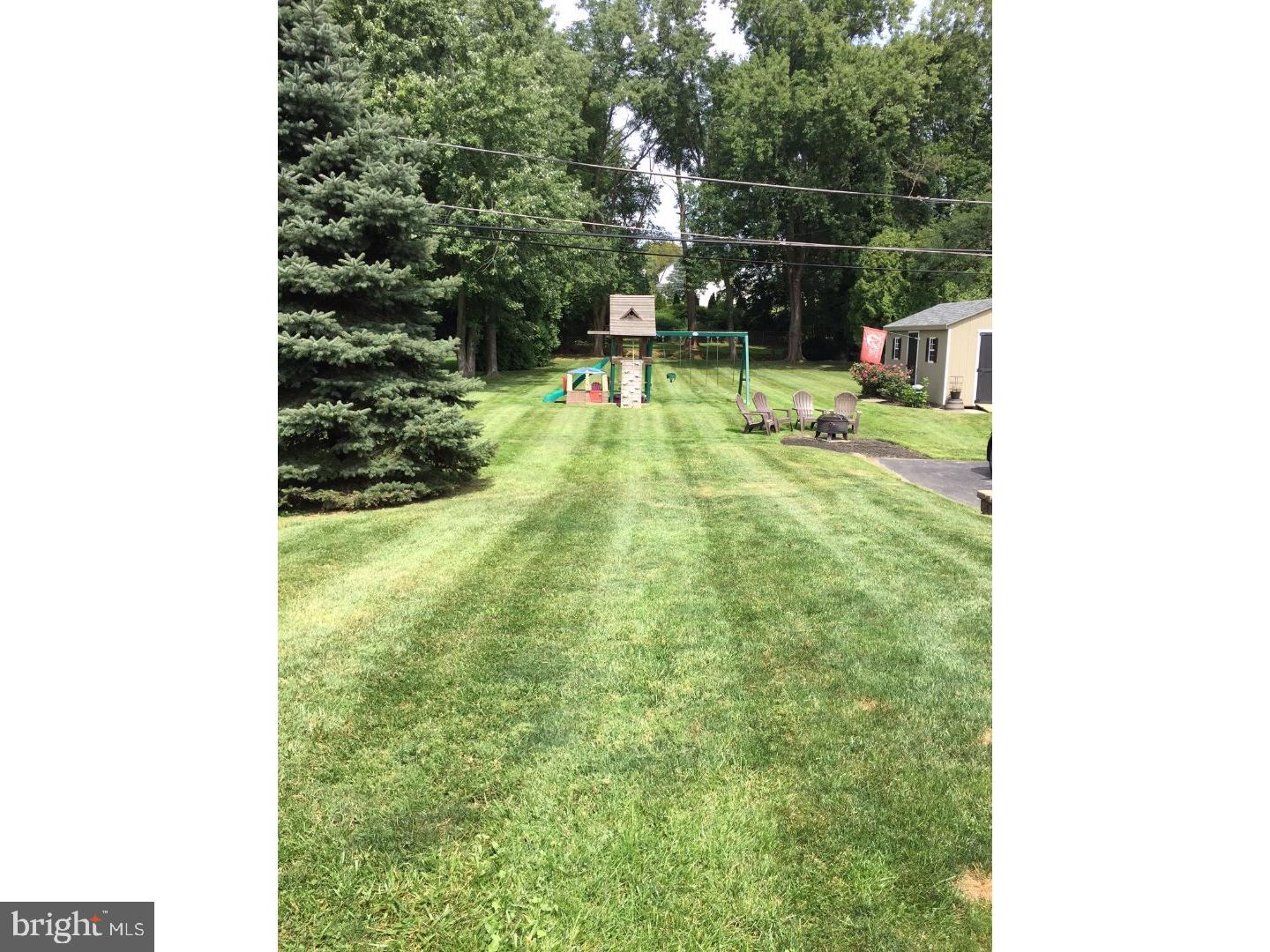 433 Rittenhouse Circle Havertown, PA 19083 - Photo 2 of 15 Back Yard