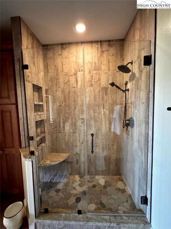 167 Elliott Circle, Unit D1 Blowing Rock, NC 28605 - Photo 11 of 25 a bathroom with a shower