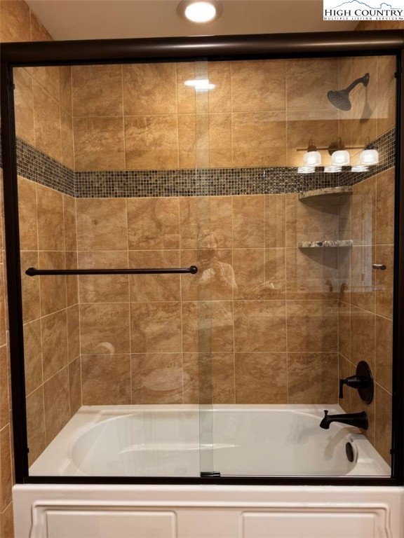 167 Elliott Circle, Unit D1 Blowing Rock, NC 28605 - Photo 16 of 25 a bathroom with a bathtub