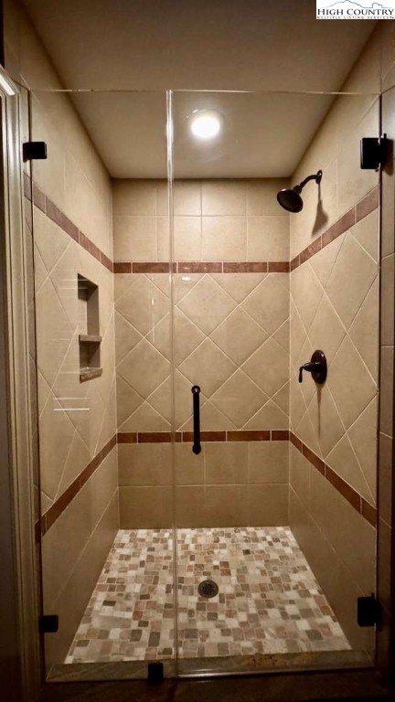 167 Elliott Circle, Unit D1 Blowing Rock, NC 28605 - Photo 21 of 25 a bathroom with a shower