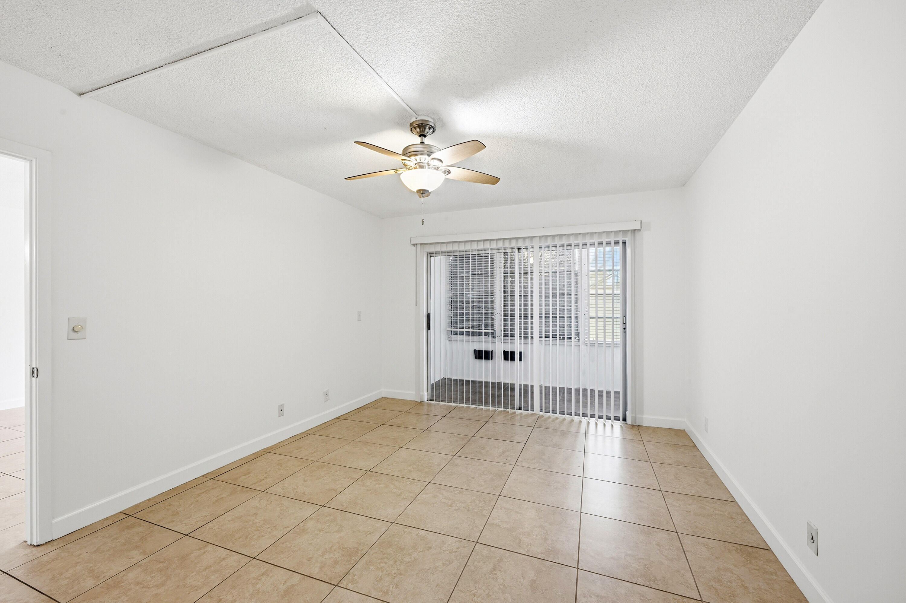 200 Ashbury Road, Unit 106 Hollywood, FL 33024 - Photo 11 of 23 21_dsc_3079