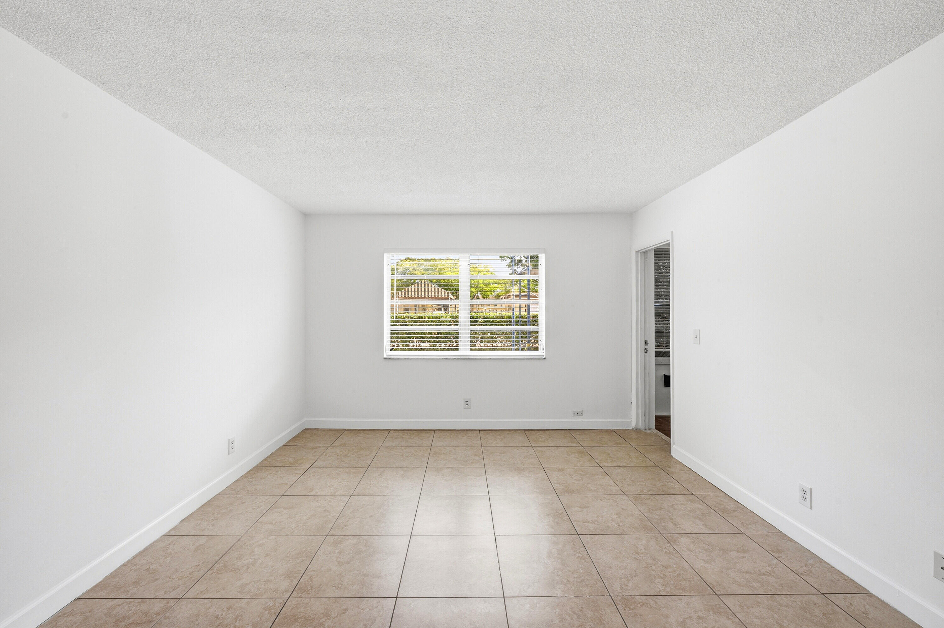 200 Ashbury Road, Unit 106 Hollywood, FL 33024 - Photo 5 of 23 05_dsc_2943