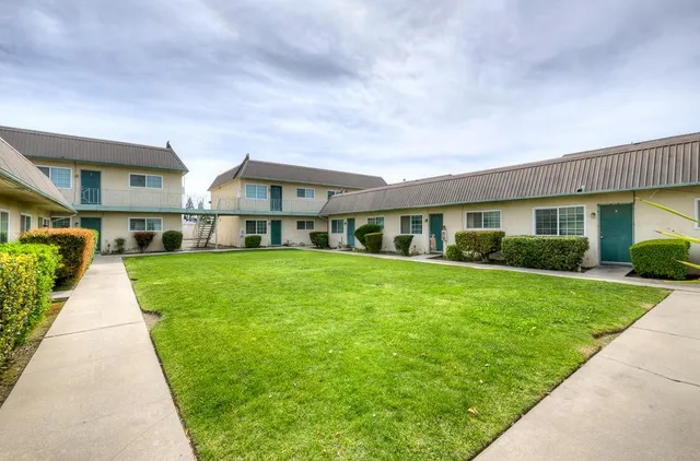 a view of an house with backyard and garden