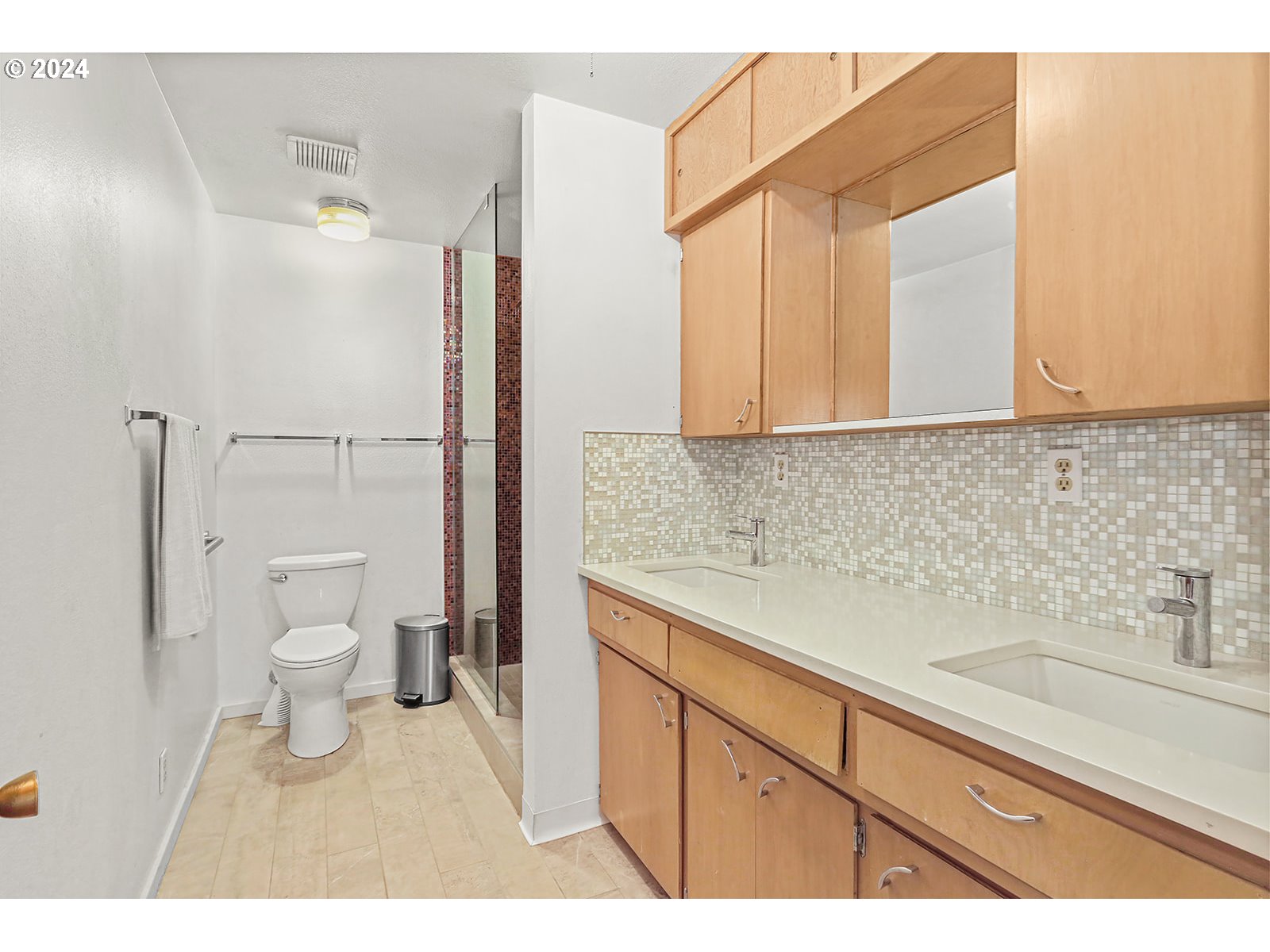 133 Southwest Peck Road White Salmon, WA 98672 - Photo 27 of 37 Bathroom