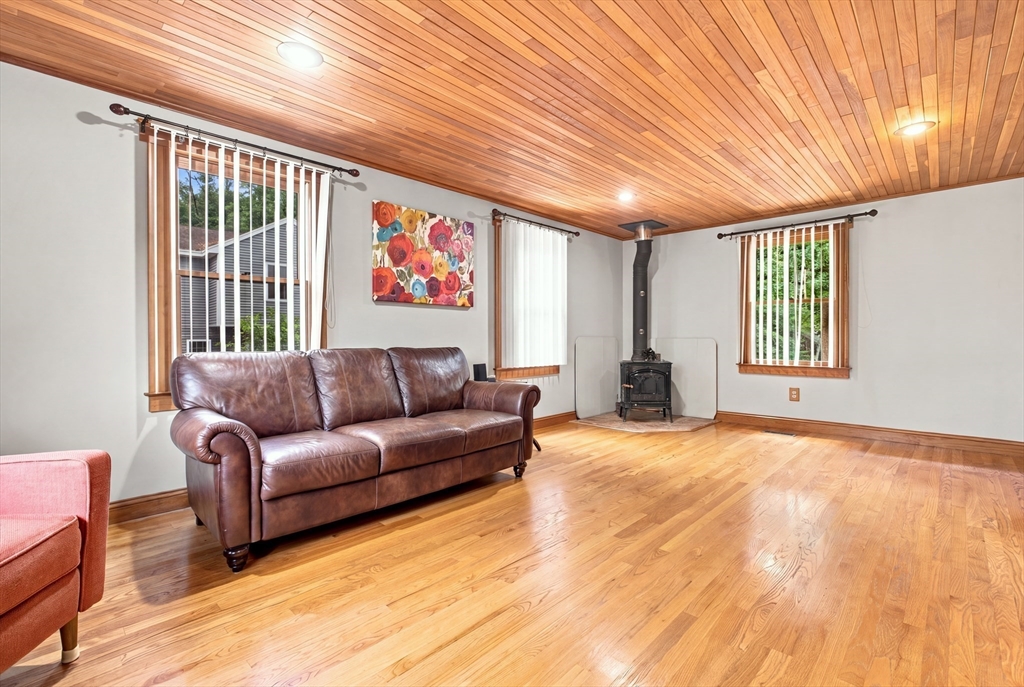 18 Gordon Road North Reading, MA 01864 - Photo 9 of 37 Gallery Image 9