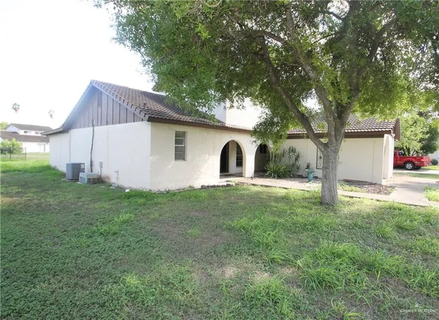 a house view with backyard space
