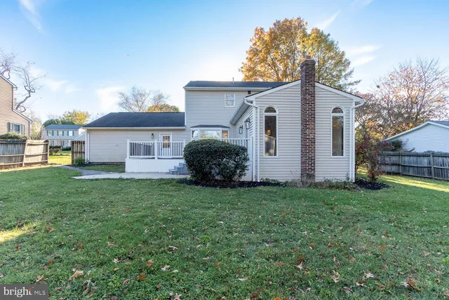 a view of a house with backyard