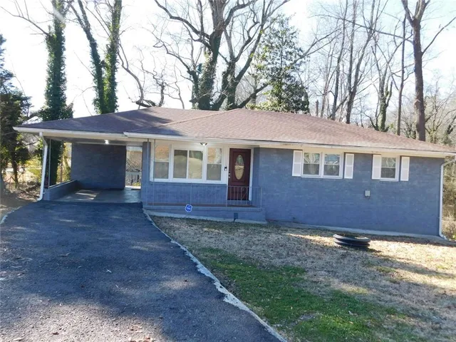 a view of a house with a yard