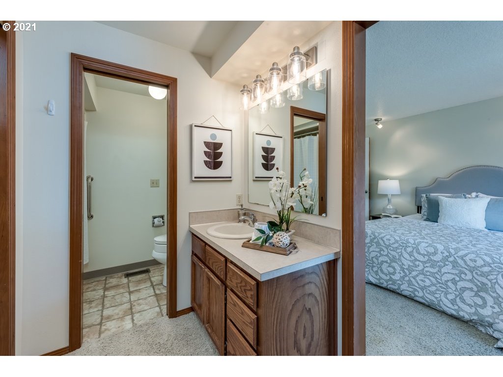 167 Warner Parrott Road Oregon City, OR 97045 - Photo 26 of 32 Bathroom, Attached