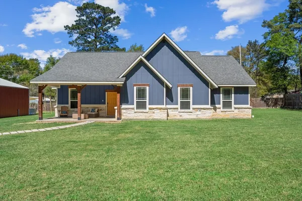 $450,000 | 382 West Rollingwood Street, Pinehurst, TX 77362