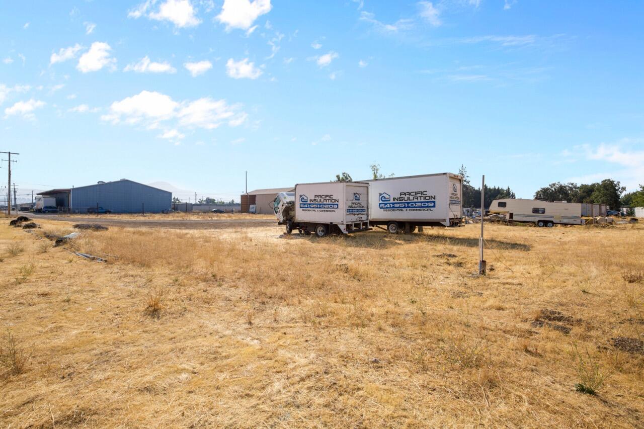 4595 Table Rock Road Central Point, OR 97502 - Photo 3 of 6 CU9A7015 Large