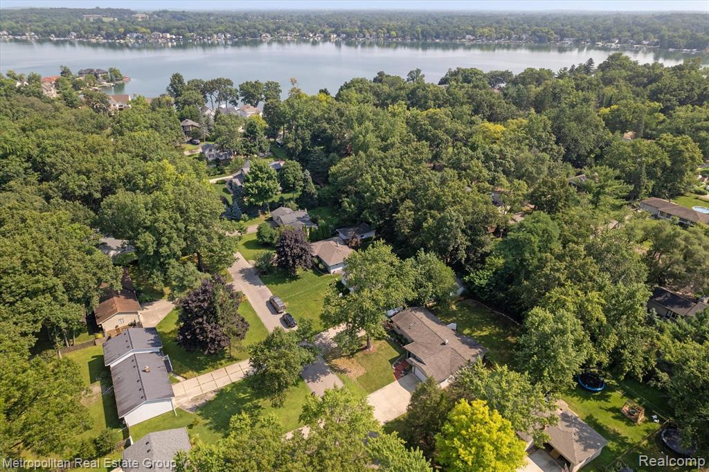 2405 Keith Road West Bloomfield, MI 48324 - Photo 39 of 43