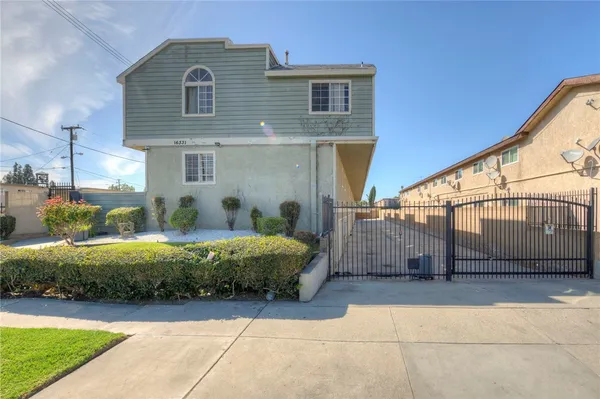 $559,000 | 16331 Cornuta Avenue, Unit E, Bellflower, CA 90706