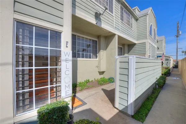 $559,000 | 16331 Cornuta Avenue, Unit E, Bellflower, CA 90706