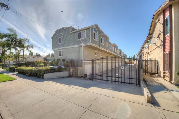 $559,000 | 16331 Cornuta Avenue, Unit E, Bellflower, CA 90706