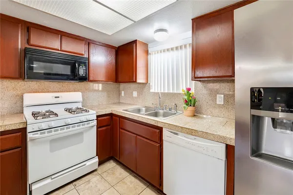 $559,000 | 16331 Cornuta Avenue, Unit E, Bellflower, CA 90706