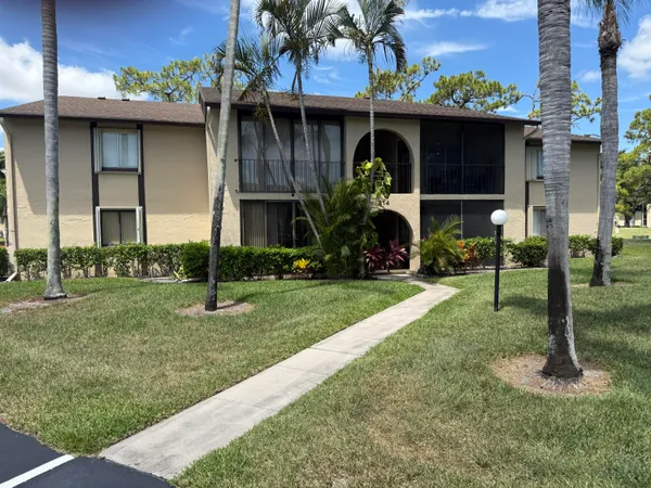 $129,000 | 414 Pine Glen Lane, Unit B1, Greenacres, FL 33463