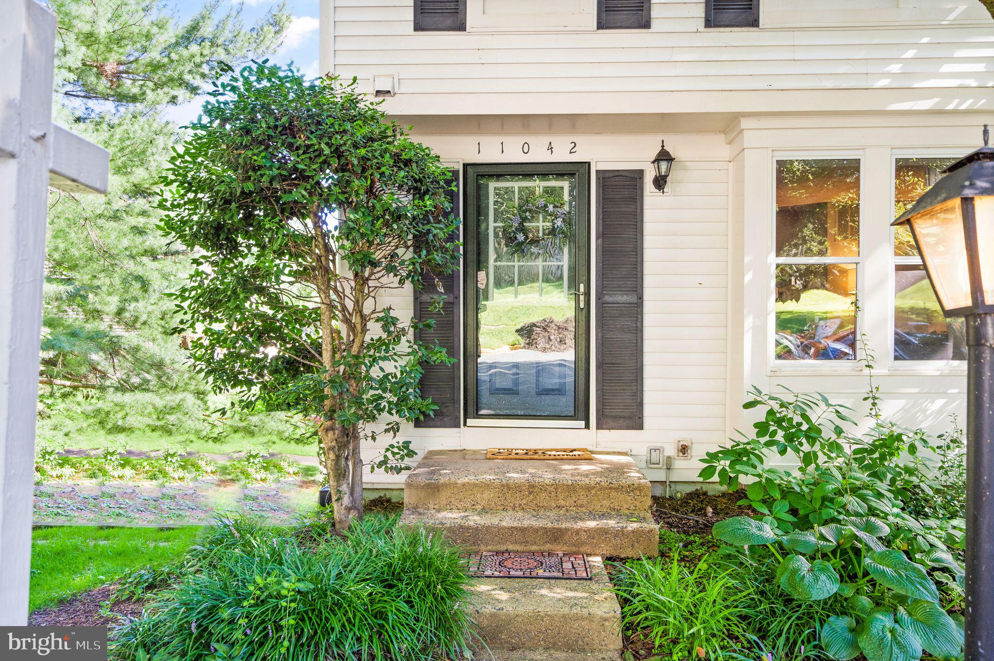 11042 Granby Court Reston, VA 20191 - Photo 4 of 27 End Unit Townhome