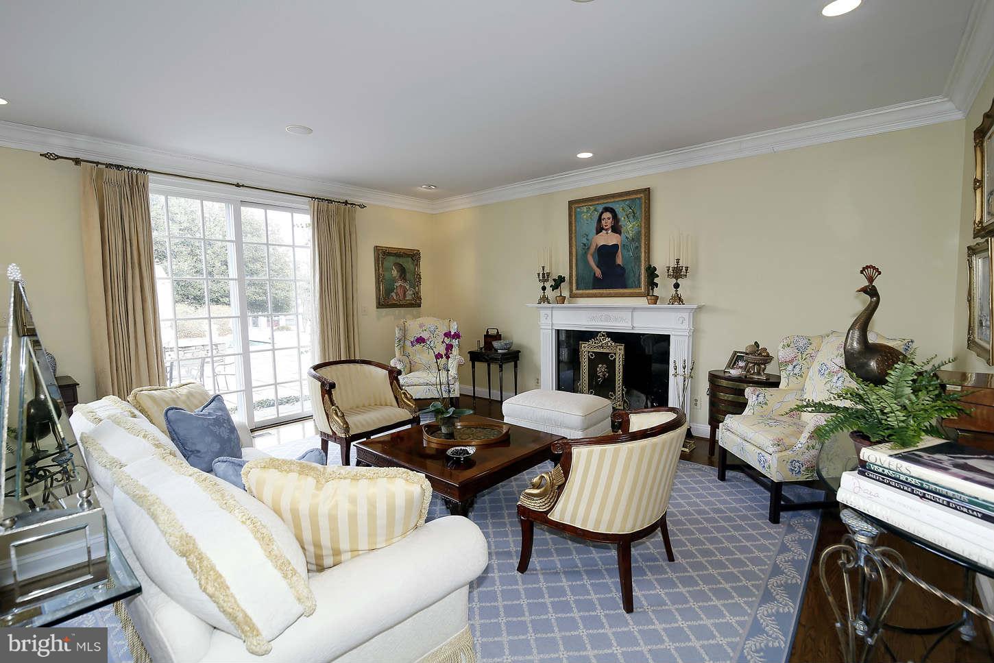 9311 River Road Potomac, MD 20854 - Photo 6 of 29 Living Room