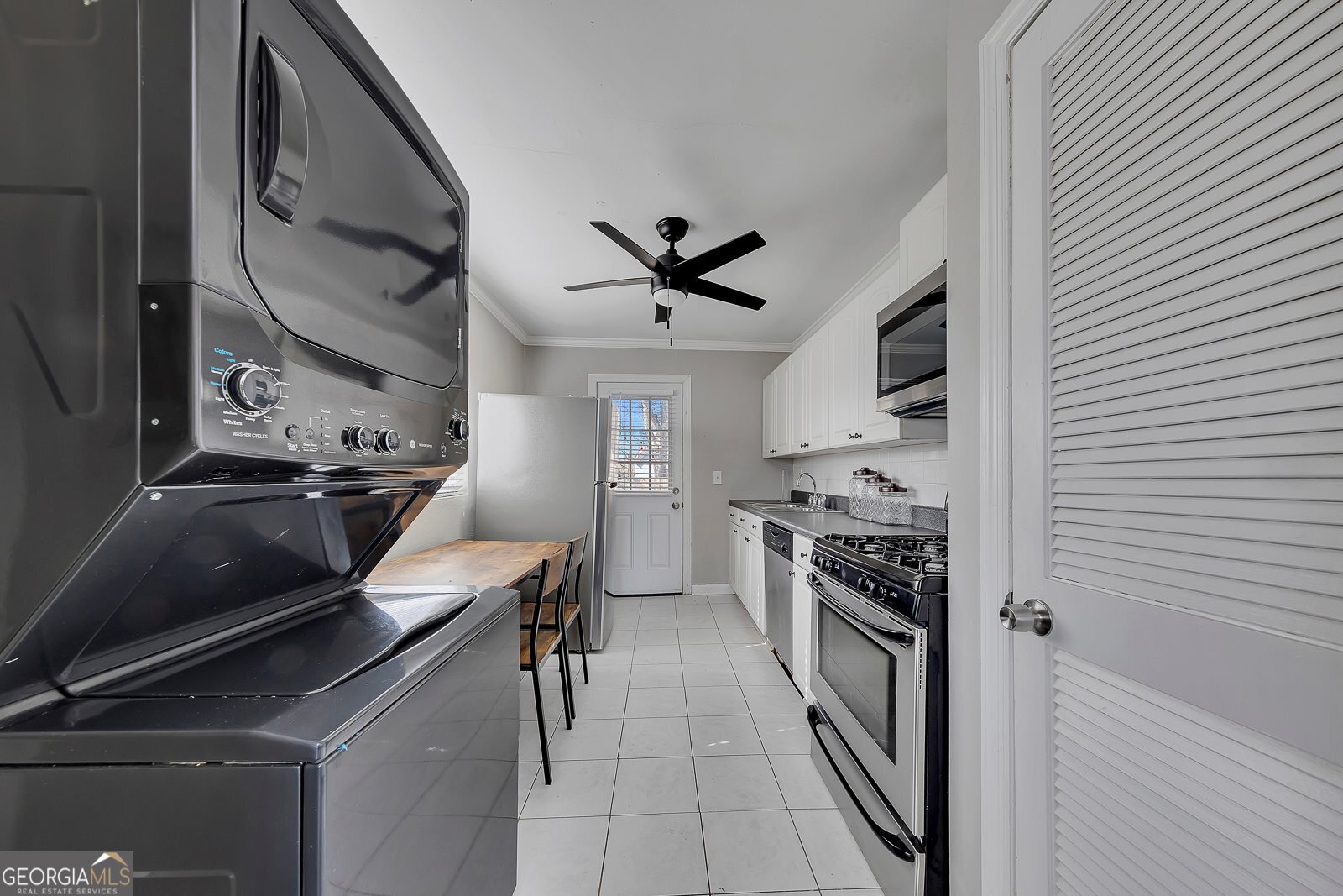 1040 Herndon Street Northwest, Unit A Atlanta, GA 30318 - Photo 7 of 28 a kitchen with a stove and a microwave