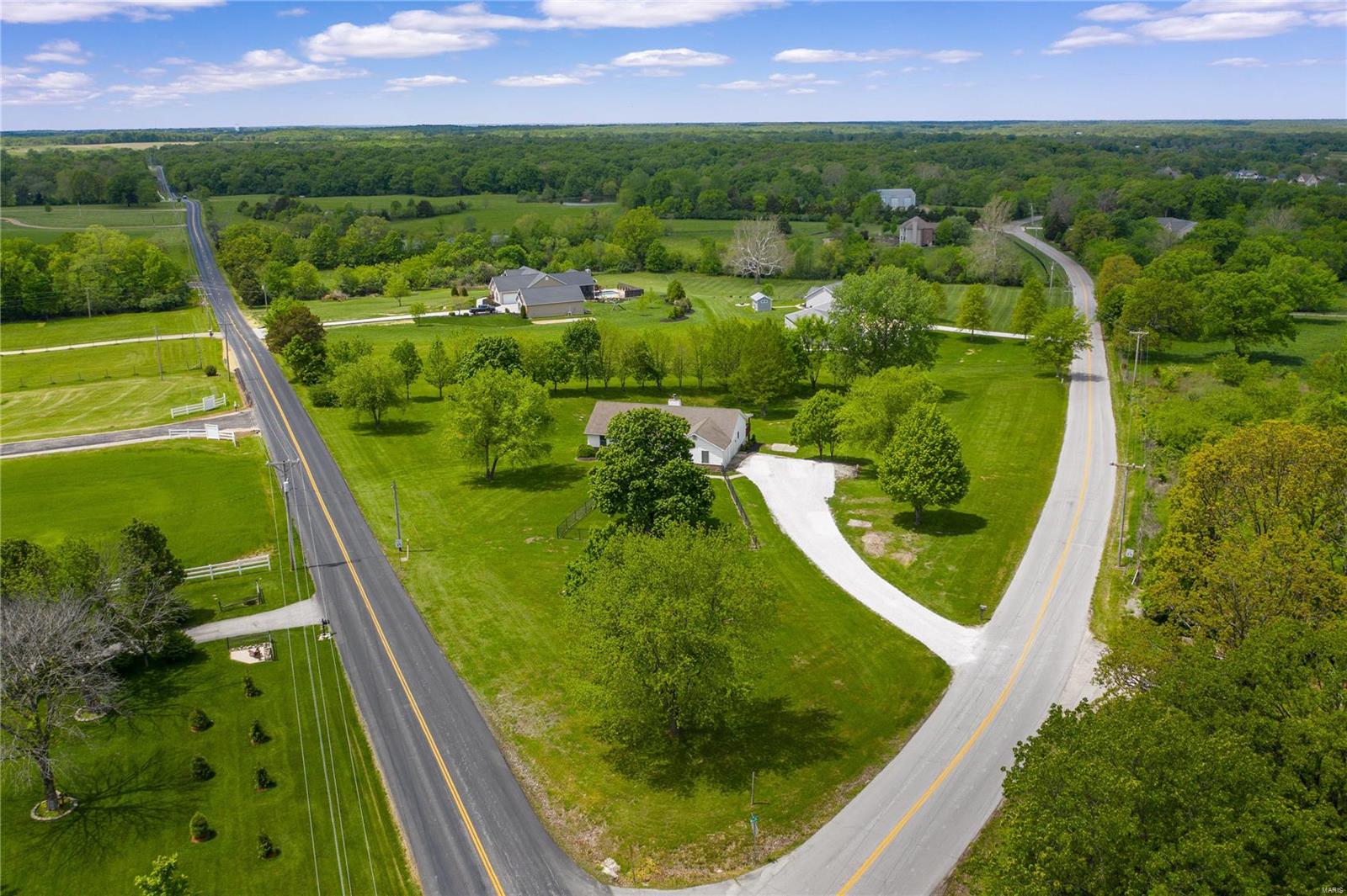 4495 Wilson Road Defiance, MO 63341 - Photo 2 of 29 Gallery Image 2